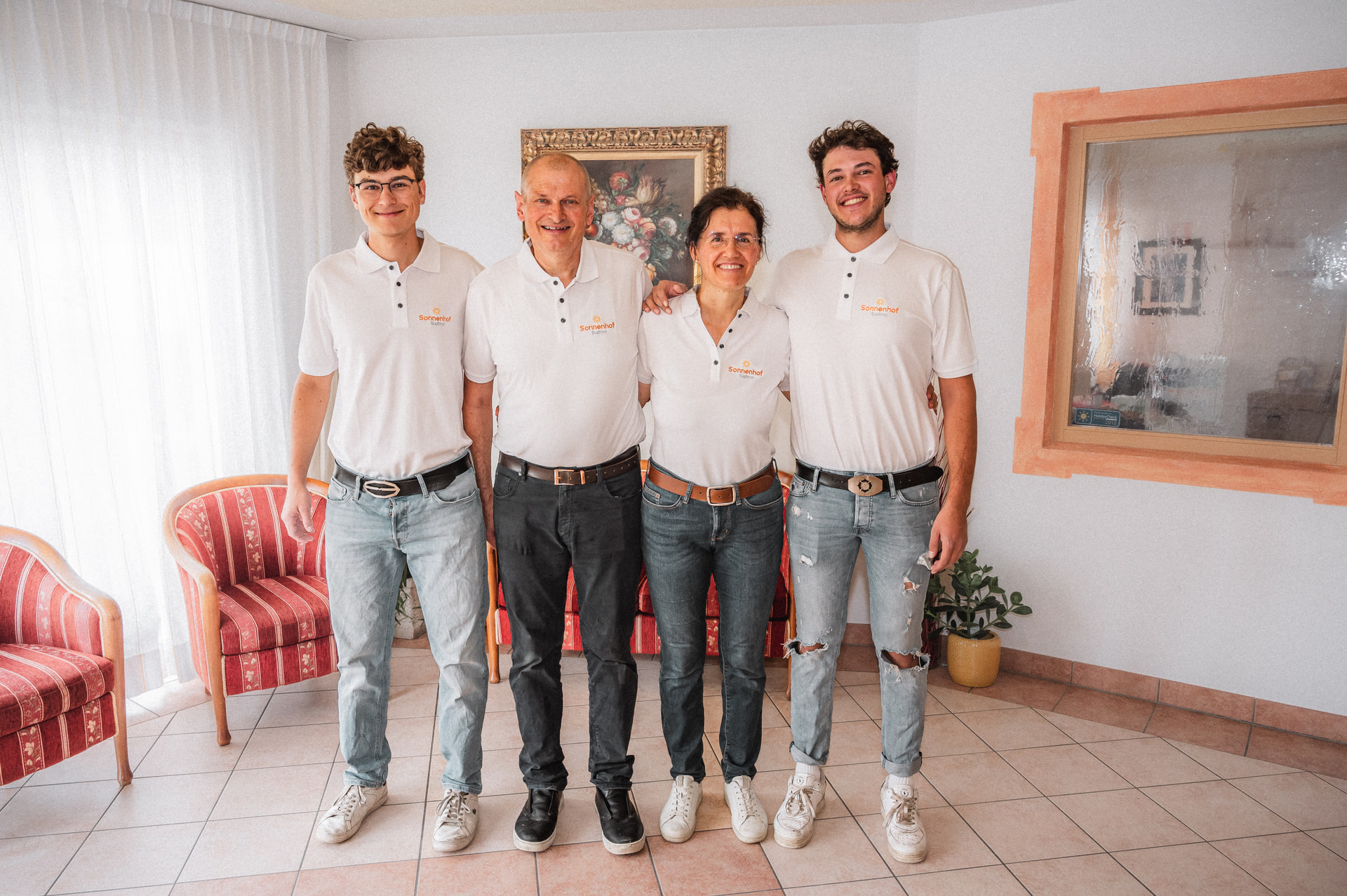 La famiglia Gasser davanti al Sonnenhof