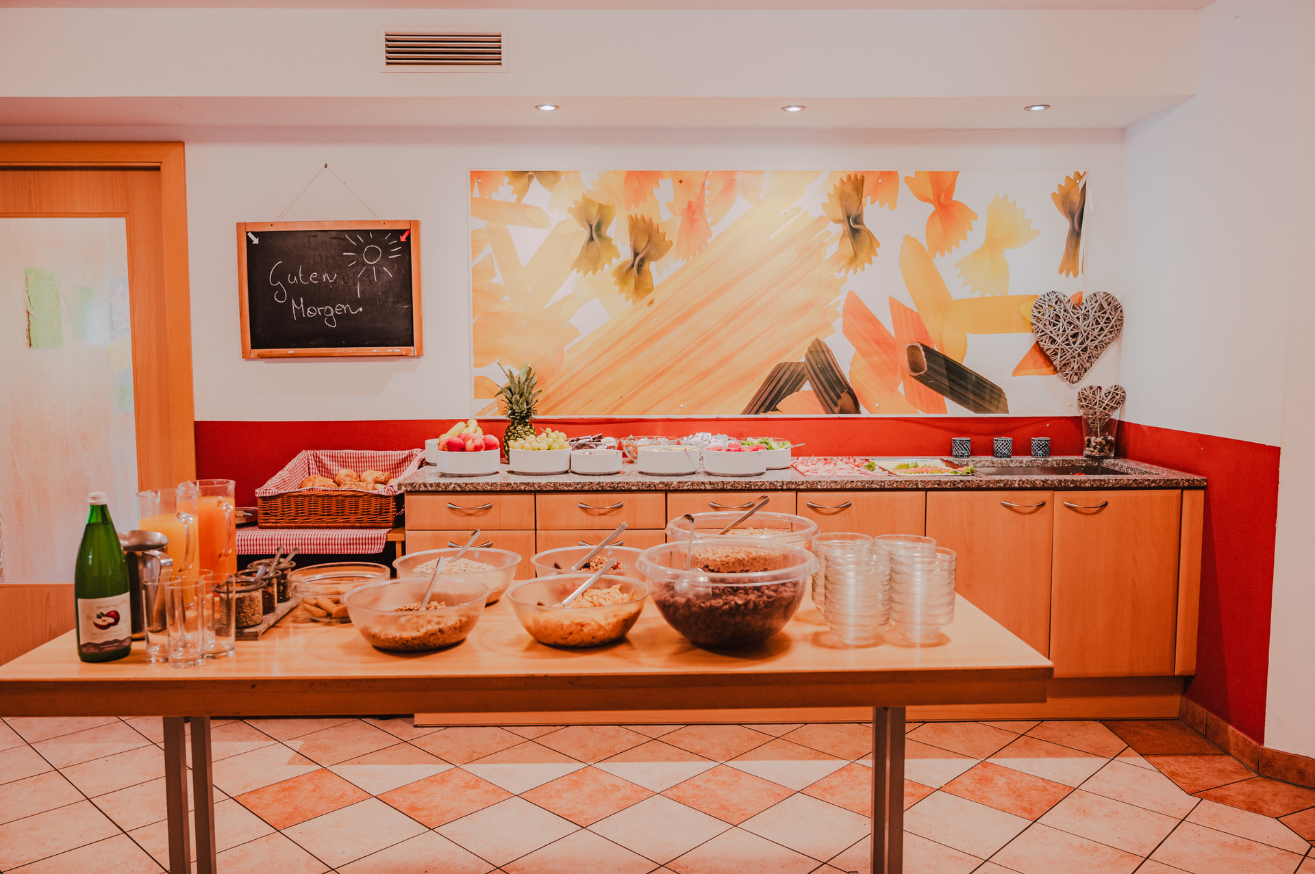 Buffet mit reichhaltiger Auswahl im Sonnenhof