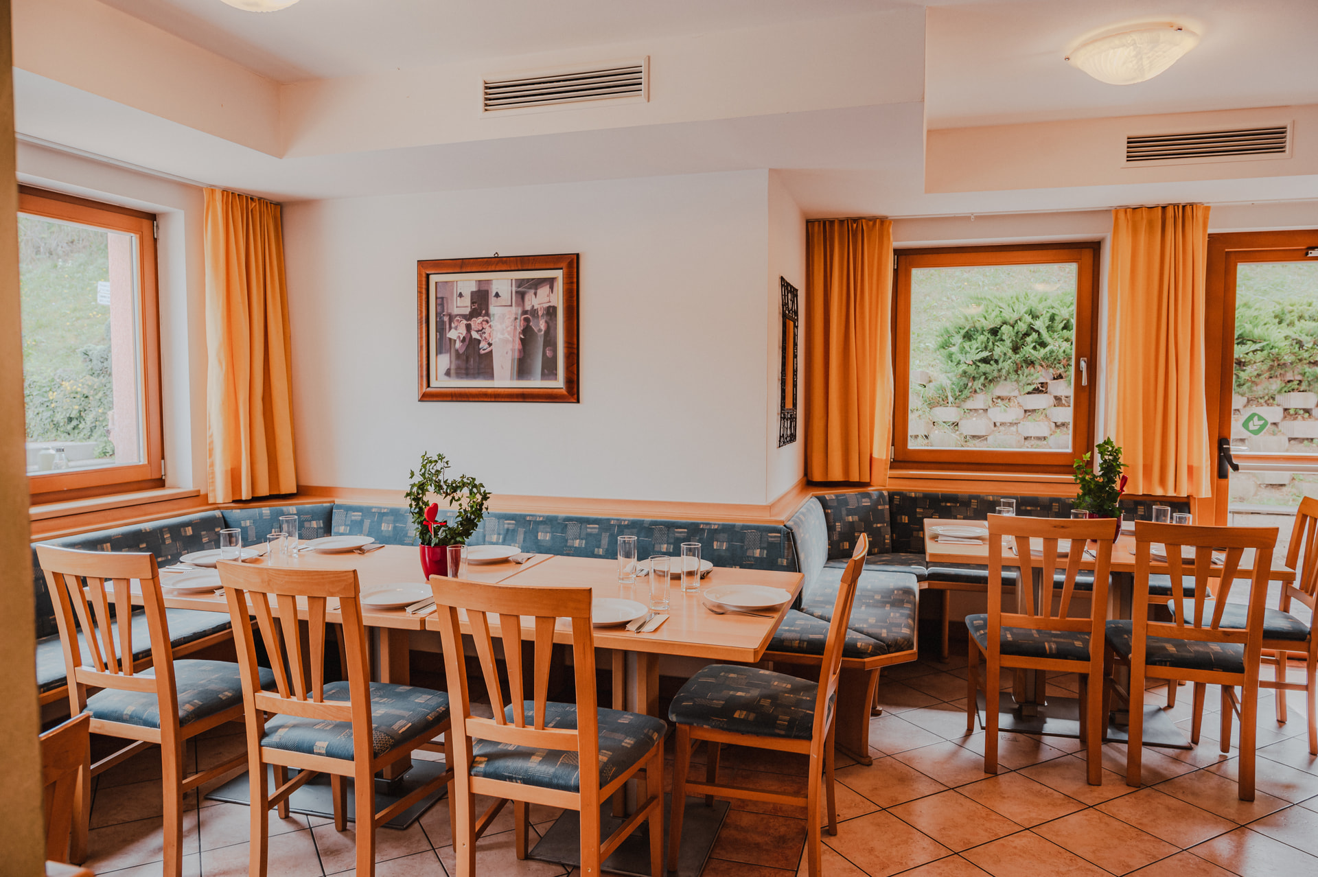 Geselliger Speisesaal für bis zu 130 Personen im Sonnenhof